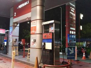 Pihak SPBU Jl Pramuka Ganti Rugi Kendaraan yang Rusak Akibat Bensin Isi Air Pihak SPBU Jl Pramuka Ganti Rugi Kendaraan yang Rusak Akibat Bensin Isi Air