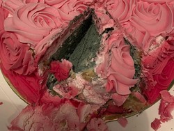 Hii Jijik! Wanita Ini Beli Kue yang Dalamnya Sudah Berjamur