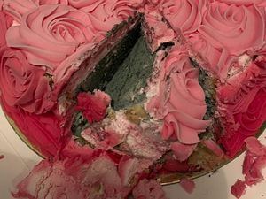 Hii Jijik! Wanita Ini Beli Kue yang Dalamnya Sudah Berjamur Hii Jijik! Wanita Ini Beli Kue yang Dalamnya Sudah Berjamur