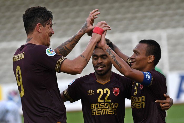 Pesepak bola PSM Makassar Ferdinand Sinaga (kanan) berselebrasi dengan rekan-rekannya usai menjebol gawang Shan United dalam pertandingan lanjutan fase Grup H Piala AFC di Stadion Madya, Gelora Bung Karno, Jakarta, Rabu (26/2/2020). PSM mengalahkan klub asal Myanmar itu dengan skor 2-1. ANTARA FOTO/Aditya Pradana Putra/ama.