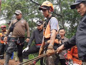 Wajah Haru Bima Arya Saksikan Evakuasi Makam yang Diterjang Longsor