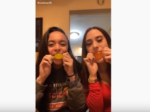 Makan Nasi Panas hingga Minum Pewarna, 5 TikTok Makanan yang Viral Makan Nasi Panas hingga Minum Pewarna, 5 TikTok Makanan yang Viral