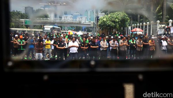 Massa Pengemudi Ojol Salat Jumat di Depan Gedung DPR