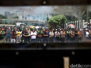 Massa Pengemudi Ojol Salat Jumat di Depan Gedung DPR Massa Pengemudi Ojol Salat Jumat di Depan Gedung DPR