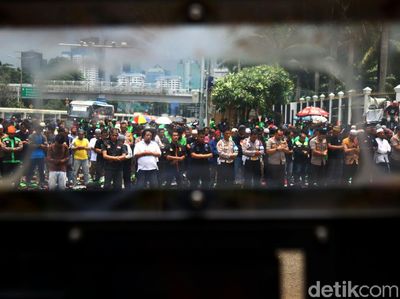 Massa Pengemudi Ojol Salat Jumat di Depan Gedung DPR