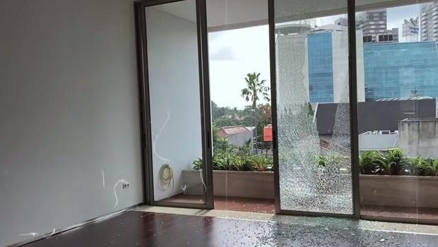 Diduga Dilempar Benda oleh Orang Tak Dikenal, Kaca Rumah Dewi Perssik Pecah