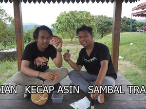 Makan Durian Pakai Kecap Asin dan Sambal Terasi, Gimana Rasanya?