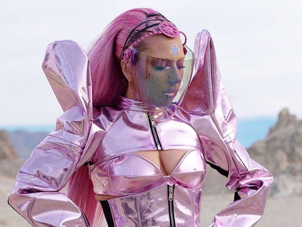 Lagi, Aksesori Karya Rinaldy Yunardi Dipakai Lady Gaga di Video Klip Terbaru Lagi, Aksesori Karya Rinaldy Yunardi Dipakai Lady Gaga di Video Klip Terbaru