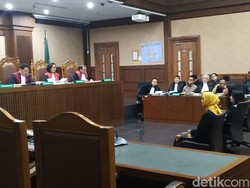 Bersaksi di Sidang, Iis Sugianto Akui Rumahnya Dibeli Mertua Emirsyah Satar