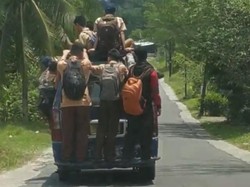 Bah! Siswa di Sumut Gelantungan di Angkot Padahal Jalanan Naik Turun