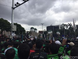 Massa Driver Ojol Geruduk Gedung DPR RI, Lalin Dialihkan