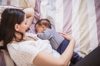 Gambar Bayi Menyusui Ini Bahaya Tertidur Saat Menyusui  Sambil Berbaring