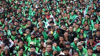 Foto: Ojol Hijaukan Gedung DPR