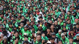 Foto: Ojol Hijaukan Gedung DPR