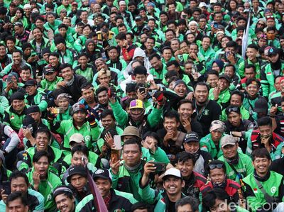 Foto: Ojol Hijaukan Gedung DPR