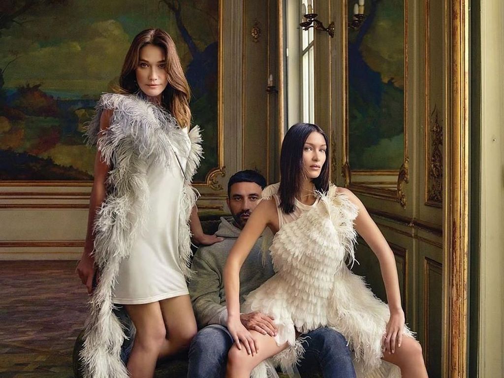 Disebut Kembaran, Bella Hadid dan Eks Ibu Negara Prancis Pose di Majalah Disebut Kembaran, Bella Hadid dan Eks Ibu Negara Prancis Pose di Majalah