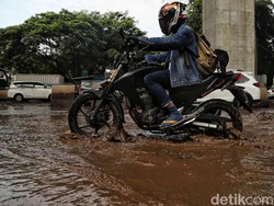 Jl Boulevard Barat Kelapa Gading Banjir, Sedan Tak Bisa Melintas