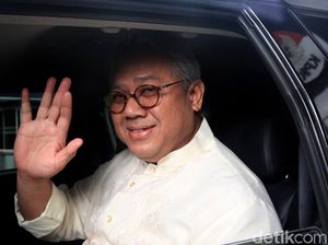 Lambaian Tangan Ketua KPU Usai Diperiksa KPK Soal Suap PAW DPR Lambaian Tangan Ketua KPU Usai Diperiksa KPK Soal Suap PAW DPR