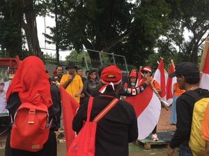 Massa Gelar Aksi di Depan Pintu IRTI Monas Minta Anies Lengser