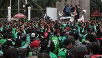 Potret Pimpinan DPR Temui Massa Ojol yang Geruduk Gedung Parlemen