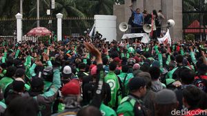Potret Pimpinan DPR Temui Massa Ojol yang Geruduk Gedung Parlemen