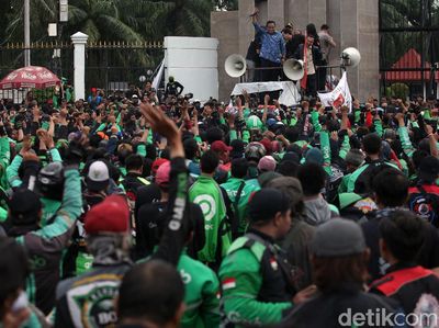 Potret Pimpinan DPR Temui Massa Ojol yang Geruduk Gedung Parlemen