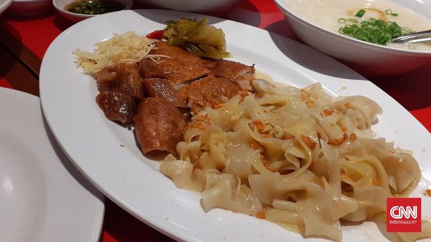 pelengkap bubur cap tiger, usus ayam dan ayam panggang