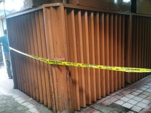 Perampok Bersenpi di Tamansari Bawa Kabur Sejumlah Perhiasan Emas Perampok Bersenpi di Tamansari Bawa Kabur Sejumlah Perhiasan Emas
