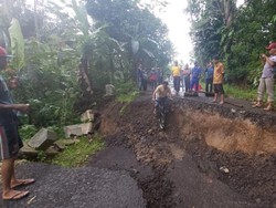 Jalan Ciamis-Pangandaran Ambles, Permukiman Warga Terisolir