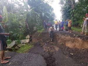 Jalan Ciamis-Pangandaran Ambles, Permukiman Warga Terisolir Jalan Ciamis-Pangandaran Ambles, Permukiman Warga Terisolir