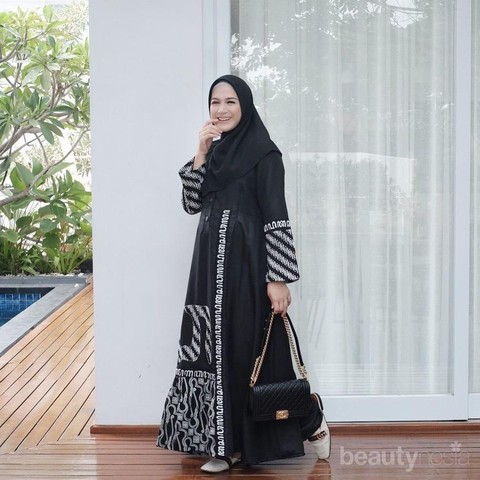  Model  Gamis  Batik  ala 5 Artis Ini Modern Tapi Tetap Syar i 