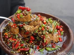 Huaah! Sengatan Dahsyat Tahu Gejrot Bang Jack yang Eksis Sejak 2007