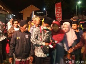 Gagal ke Arab Saudi, Ratusan Jemaah Umroh Situbondo Disambut Haru Keluarga Gagal ke Arab Saudi, Ratusan Jemaah Umroh Situbondo Disambut Haru Keluarga