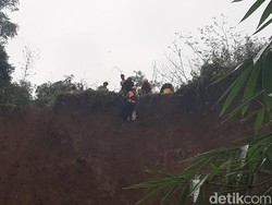 8 Jenazah Direlokasi dari Bibir Tebing yang Longsor di TPU Bogor