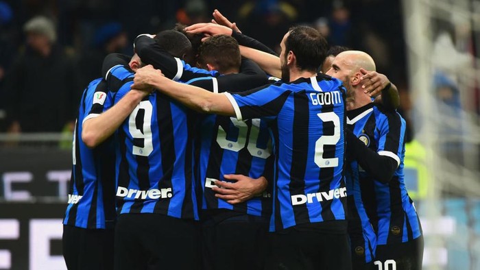 MILAN, ITALY - JANUARY 14:  (L)Andrea Ranocchia of FC Internazionale celebrates his first goal during the Coppa Italia match between FC Internazionale and Cagliari Calcio at Stadio Giuseppe Meazza on January 14, 2020 in Milan, Italy.  (Photo by Pier Marco Tacca/Getty Images)