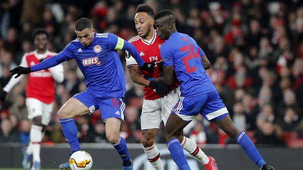 Arsenal vs Olympiakos Olympiakos Omar Elabdellaoui, from left, Arsenals Pierre-Emerick Aubameyang and Olympiakos Ousseynou Ba challenge for the ball during the Europa League round of 32, second leg, soccer match between Arsenal and Olympiakos at Emirates stadium in London, England, Thursday, Feb. 27, 2020 . (AP Photo/Frank Augstein)