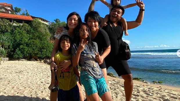 Harmonisnya Istri Pertama & Kedua Erix 'Soekamti', Ahmad Dhani Terseret