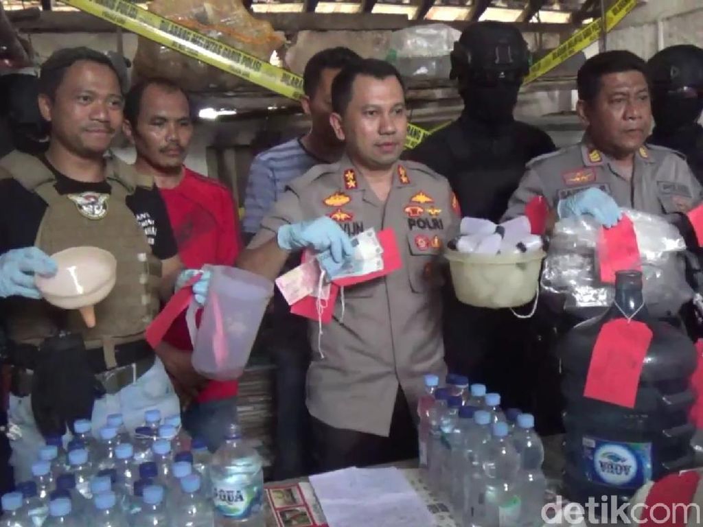 Polisi Gerebek Tempat Produksi Miras Oplosan di Trenggalek Polisi Gerebek Tempat Produksi Miras Oplosan di Trenggalek