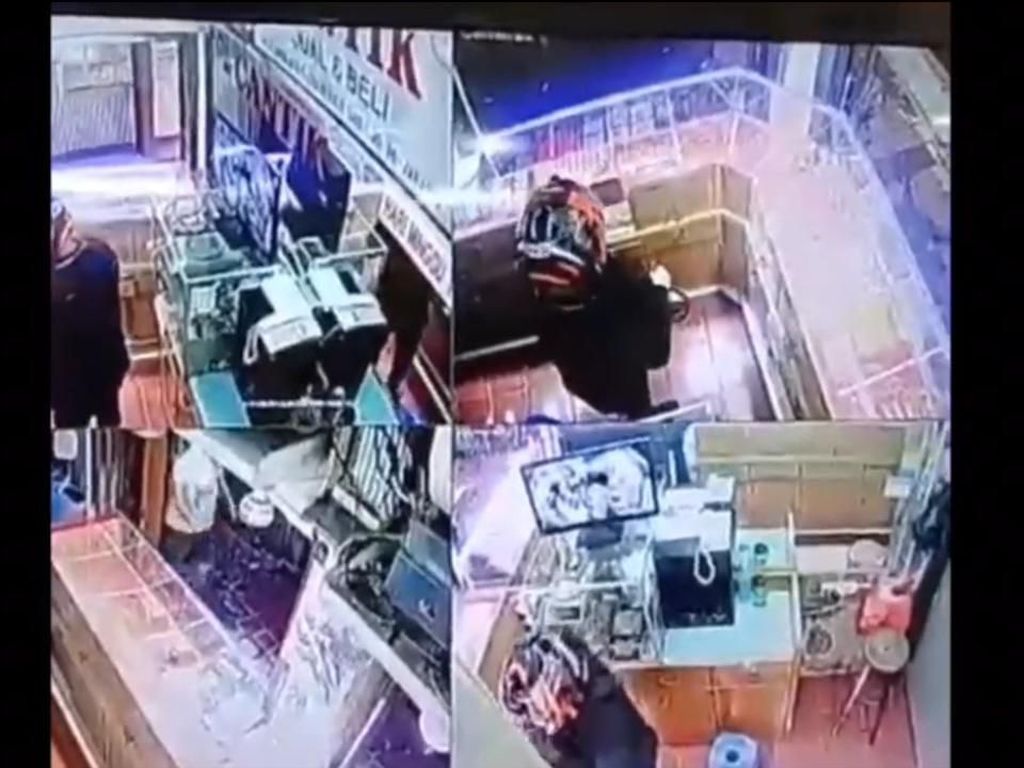 Video Detik-detik Toko Emas Cantik Disatroni Perampok Video Detik-detik Toko Emas Cantik Disatroni Perampok