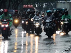 Tak Aman Naik Motor saat Hujan Deras, Lalu Jas Hujan buat Apa?