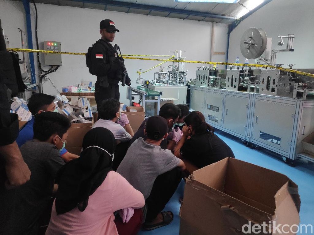 Video Polisi Gerebek Gudang Penimbun dan Pembuat Masker Ilegal Video Polisi Gerebek Gudang Penimbun dan Pembuat Masker Ilegal