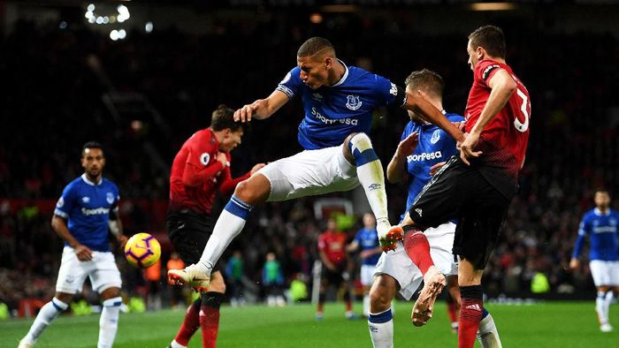 Matic MANCHESTER, ENGLAND - OCTOBER 28: Richarlison of Everton battles for possession with Nemanja Matic of Manchester United during the Premier League match between Manchester United and Everton FC at Old Trafford on October 28, 2018 in Manchester, United Kingdom. (Photo by Michael Regan/Getty Images)