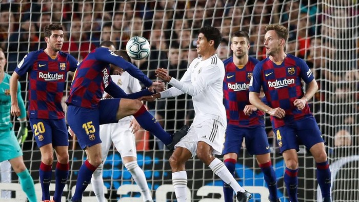 BARCELONA, SPAIN - DECEMBER 18: Clement Lenglet of FC Barcelona challenges against Raphael Varane of Real Madrid during the Liga match between FC Barcelona and Real Madrid CF at Camp Nou on December 18, 2019 in Barcelona, Spain. (Photo by Eric Alonso/Getty Images)