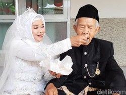 Sah! Kakek-Nenek Bercicit 1 Ini Ikut Nikah Massal di Banyumas