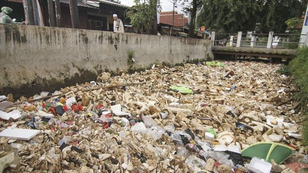 Jorok! Kali Licin di Depok Tertutup Sampah