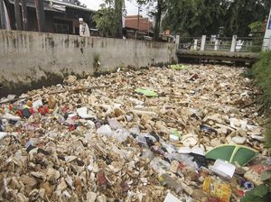 Jorok! Kali Licin di Depok Tertutup Sampah