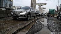 Musim Hujan, Jalan Boulevard Kelapa Gading Rusak Parah