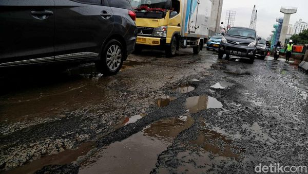 Habis Banjir Terbitlah Jalanan Berlubang