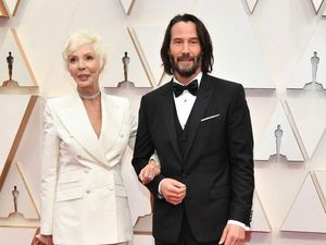Anak Mami, 9 Pria Ganteng Ini Tak Gandeng Kekasih Tapi Ibunya ke Red Carpet Anak Mami, 9 Pria Ganteng Ini Tak Gandeng Kekasih Tapi Ibunya ke Red Carpet