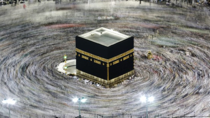 Tetap Ramai, Begini Suasana Terkini Mekah Pascapelarangan Corona Pemerintah Arab Saudi menyetop sementara perjalanan umroh akibat merebaknya virus corona (COVID-19). Berikut foto-fotonya pascapelarangan.